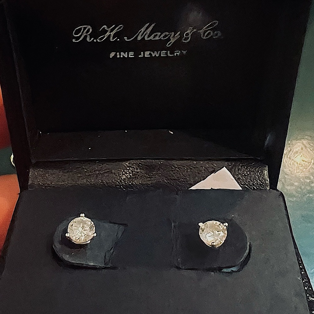 NWT 1/4 carat diamond per diamond stud earings (pair), 14k white gold screw back